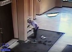 بالفيديو.. شاب يسرق أحذية المصلين أكثر من مرة في جامع بالرياض