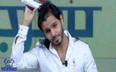 بالفيديو.. مذيع سعودي يحلق شعره على الهواء مباشرة تضامناً مع المصابات بسرطان الثدي
