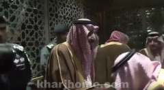 بالفيديو.. محمد بن سلمان ينحني لتقبيل قدم خادم الحرمين لدى توديعه بالمطار