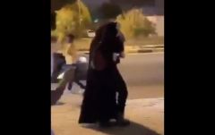 فيديو متداول لشباب يتحرشون بفتاة ويضايقونها في طريق عام.. ومطالبات بالقبض عليهم