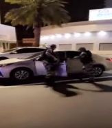 بالفيديو.. رجال الأمن يوقفون شخصاً بالقوة الجبرية بعدما حاول الهرب بسيارة بدون لوحات خلال المنع في مكة