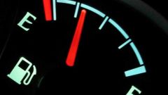 “المرور” يوضح حقيقة وجود مخالفة على انخفاض كمية وقود المركبة لأقل من الربع