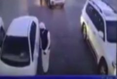 بالفيديو.. مواطن ينقذ سيارته من السرقة بتصرف جرىء