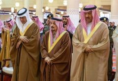 أمير الرياض يؤدي صلاة الميت على أحمد السديري