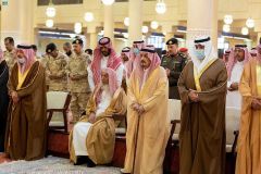 بالصور.. أمير الرياض يؤدي صلاة الميت على والدة الأمير نايف بن ماجد