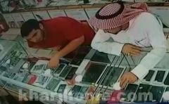 بالفيديو .. لص يغافل بائع ويسرق هاتف من محل جوالات فى مكة
