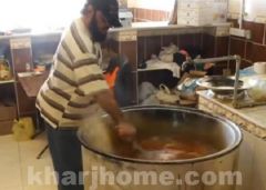 بالفيديو.. مواطن يترك وظيفته الحكومية ليعمل طباخ كبسة بسكاكا
