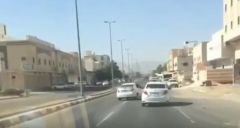 شاهد.. سائقان يقودان بتهور في مكة