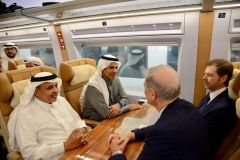 شاهد .. وزير النقل يستقل قطار الحرمين في أول رحلة كاملة من المدينة إلى مكة