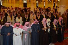 أمير الرياض يؤدي صلاة الميت على الأمير بدر بن محمد