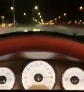بالفيديو.. قائد مركبة يوثّق سيره على سرعة 260 كم بأحد الطرق