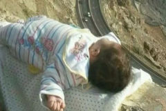 ​صورة لطفل رضيع على حافة قمة جبل الهدا تثير غضباً واسعاً في “تويتر”