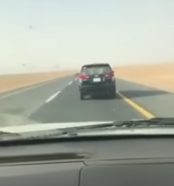 بالفيديو.. سيارة «ساهر» تسير بسرعة جنونية على طريق بالرياض