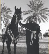 لقطة تاريخية للملك عبدالله أثناء وقوفه لالتقاط صورة لمجلة “تايم” الأمريكية