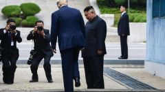 بالفيديو.. بـ 20 خطوة.. ترامب يدخل التأريخ كأول رئيس أمريكي يطأ أراضي كوريا الشمالية