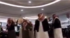 بالفيديو : رقص رجال أمام النساء داخل مول عرعر .. ومغردون “المملكة فى خطر “