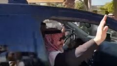 شاهد .. لحظة استقبال الأمير” الوليد بن طلال” عند وصوله إلى برج المملكة بعد خروجه من فندق الريتز