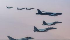 بالصور.. 6 مقاتلات سعودية ترافق القاذفة الأمريكية “بي-52” خلال عبورها أجواء المملكة