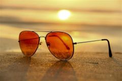 “الغذاء والدواء”: لون النظارة الشمسية ليس معياراً على مدى مأمونيتها في حماية العين