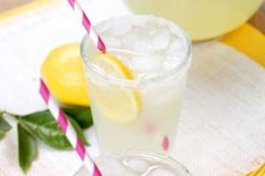 لا تضع «شرائح الليمون ومكعبات الثلج» في العصير