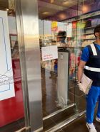 لجنة الأسواق والمحلات التجارية تغلق أحد الهايبرات الغذائية لثبوت حالة مصابة بفايروس كورونا