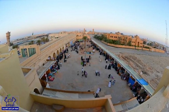 صورة لعبدالعزيز الخرجي وسط أطفال فرقة ألوان الخليج #سياحة_وتراث_3