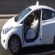 سائق ليموزين يقود سيارته بدون الباب بعد سرقته