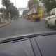 بالفيديو : متهور بالمدينة يتفنن في الدخول تحت شاحنة من اليمين واليسار